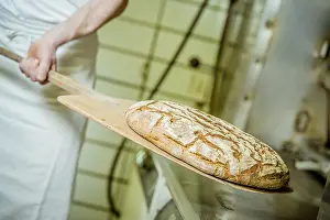 Pastry Preparation Drucke: Bread in a bakery