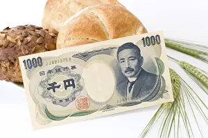 Empty Breakfast Table Drucke: A bread roll and a 1000-yen note
