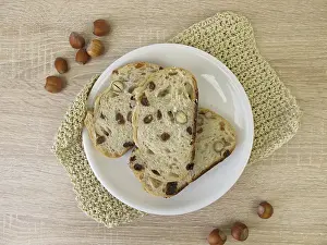 Empty Bakery Products Display Drucke: Bread with sultanas and hazelnuts