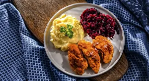 Chicken Meal Ideas Drucke: Breaded chicken cutlets served with potatoes and beetroot