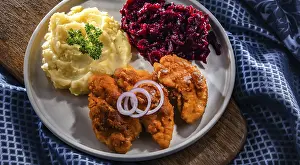 Gastronomy Photography Drucke: Breaded chicken cutlets served with potatoes and beetroot