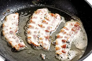Breakfast Bacon Drucke: Breakfast bacon, fried in a pan