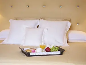 Coffee And Juice Pairing Drucke: Breakfast in bed with pastries