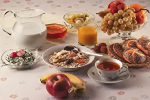 Breakfast Tableware Setup Drucke: Breakfast with cereal, fruit and bread