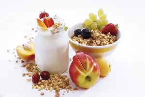 Vegetarian Healthy Eating Drucke: Breakfast cereal served with yoghurt and fruit