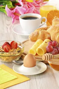 Orange Juice Drink Drucke: Breakfast with coffee, rolls, egg