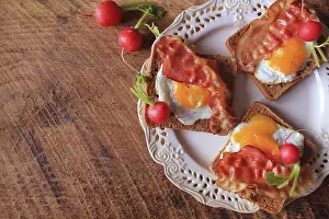 Country Style Breakfast Drucke: Breakfast, crispy bacon, fried eggs and bread