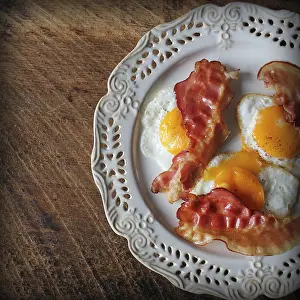 Country Style Breakfast Drucke: Breakfast, crispy bacon, fried eggs and bread