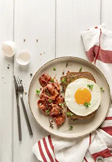 Studio Shot Breakfast Drucke: Breakfast, fried egg with bacon