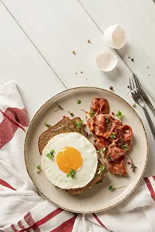 Studio Shot Meal Drucke: Breakfast, fried egg with bacon