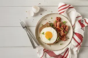 Studio Shot Breakfast Drucke: Breakfast, fried egg with bacon