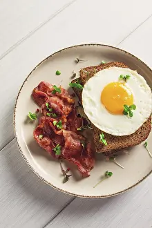 Light Colored Background Photo Drucke: Breakfast, fried egg with bacon