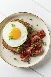 Studio Shot Eggs Drucke: Breakfast, fried egg with bacon
