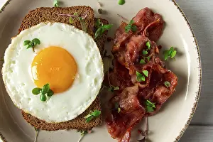 Studio Shot Cuisine Drucke: Breakfast, fried egg with bacon