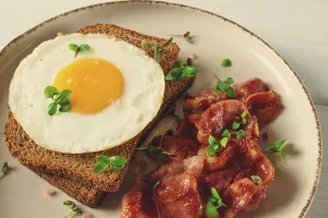 Crispy Bacon Drucke: Breakfast, fried egg with bacon