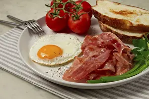 White Bread Breakfast Drucke: Breakfast, fried egg, bacon and bread