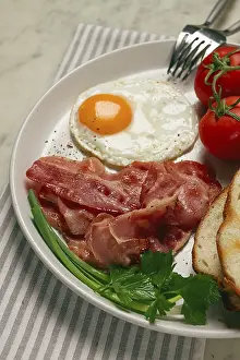 Light Colored Background Food Drucke: Breakfast, fried egg, bacon and bread