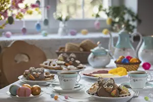 Traditional Easter Eggs Drucke: Breakfast table with Easter eggs