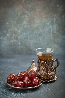 Dried Dates Nutrition Drucke: Breaking fasting with dried dates during Ramadan Kareem