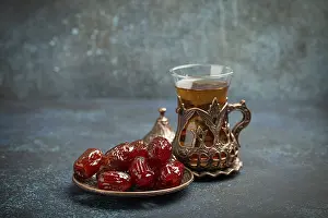 Dried Dates Nutrition Drucke: Breaking fasting with dried dates during Ramadan Kareem