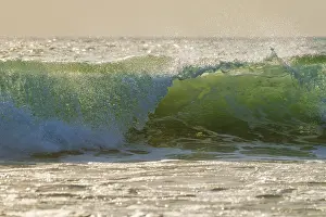 Powerful Ocean Breaker Drucke: Breaking ocean wave on sunset backlit with sun