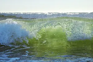 Atlantic Ocean Sunset Drucke: Breaking ocean wave on sunset backlit with sun