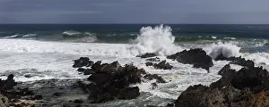 Wave Crash On Rocky Shore Drucke: Breaking waves between rocks on the beach