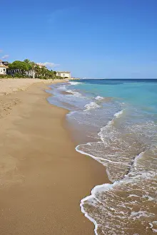 Catalonia Shoreline Drucke: Breaking waves on a sandy beach