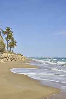 Spanish Coast Drucke: Breaking waves on a sandy beach