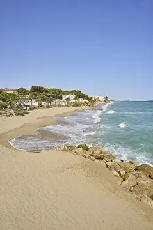 Spanish Coastline Drucke: Breaking waves on a sandy beach