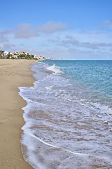 Catalonia Shoreline Drucke: Breaking waves on a sandy beach