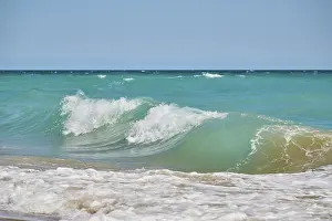 Breaking Waves Spain Drucke: Breaking waves on a sandy beach