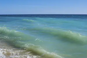 Spanish Coastline Drucke: Breaking waves on a sandy beach