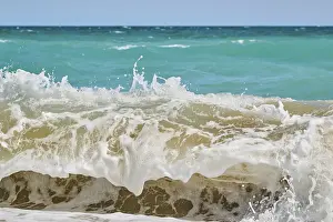 Spanish Coastline Drucke: Breaking waves on a sandy beach