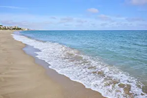 Spanish Coast Drucke: Breaking waves on a sandy beach
