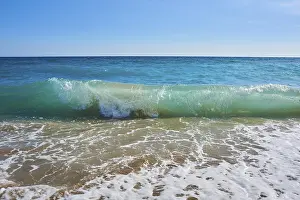 Catalonia Coast Drucke: Breaking waves on a sandy beach