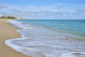 Spanish Coastline Drucke: Breaking waves on a sandy beach