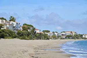 Spanish Coastline Drucke: Breaking waves on a sandy beach