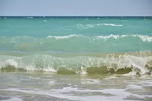 Southern Europe Waves Drucke: Breaking waves on a sandy beach