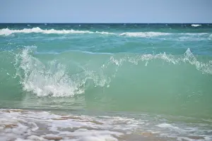 Spanish Coast Drucke: Breaking waves on a sandy beach