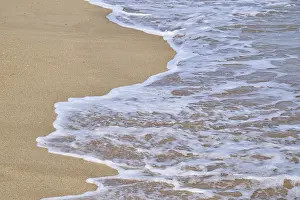 Deserted Spanish Beaches Drucke: Breaking waves on a sandy beach