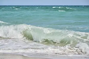 Southern Europe Beaches Drucke: Breaking waves on a sandy beach