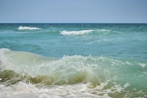 Spanish Coast Drucke: Breaking waves on a sandy beach