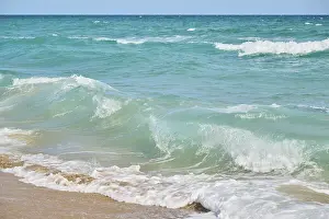 Spanish Coastline Drucke: Breaking waves on a sandy beach