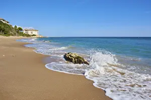Tarragona Coastline Drucke: Breaking waves on a sandy beach with a rock