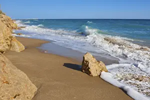 Tarragona Coastline Drucke: Breaking waves on a sandy beach with a rock