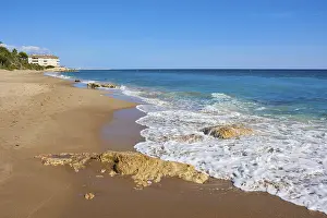 Spanish Coastline Drucke: Breaking waves on a sandy beach with a rock