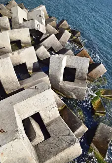Wave Breaker Structure Drucke: Breakwater blocks in the port. Breakwater of the rectangular stone figures