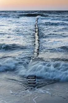 Long Exposure Coastal Photography Drucke: Breakwaters or groynes in the evening light