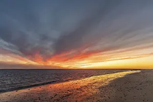 Deserted Spanish Coast Drucke: A breathtaking sunset on the beach